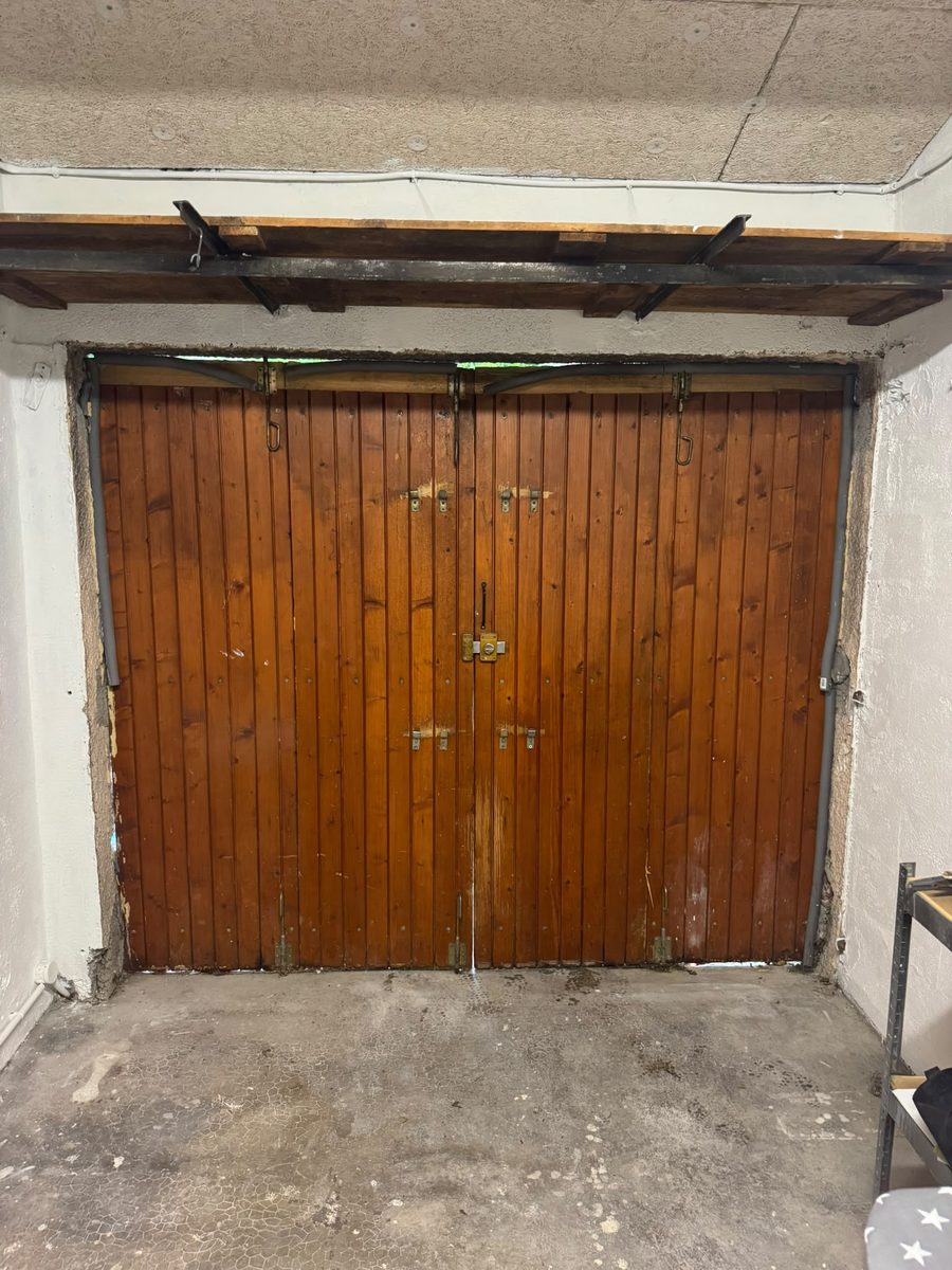 Vue intérieure de l'ancienne porte de garage à deux vantaux en bois